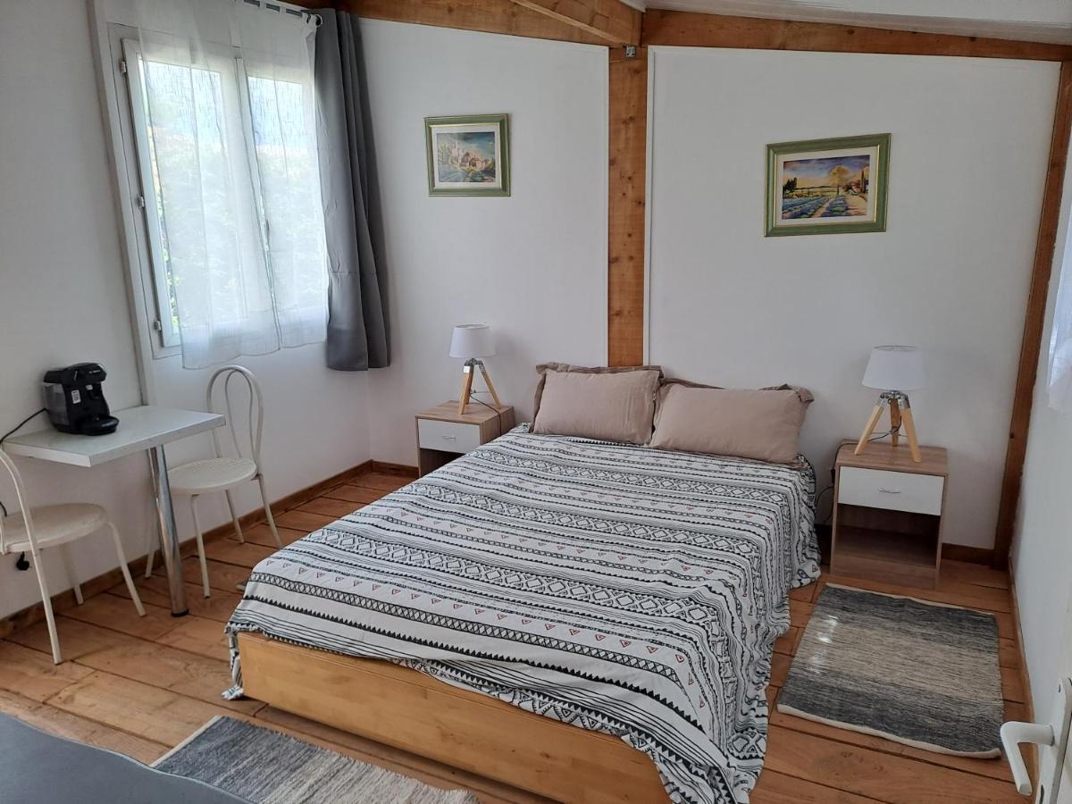 Chambre Basilic 2P, 2 Nuits Max, Dans Petit Chalet 6Km Du Festival De Piano De La Roque D'Antheron Rognes Exterior foto